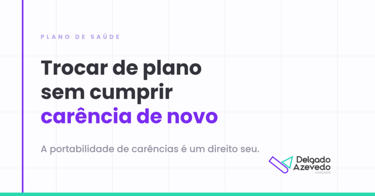 Beneficiária comparando dois contratos de plano de saúde antes de pedir a portabilidade de carências